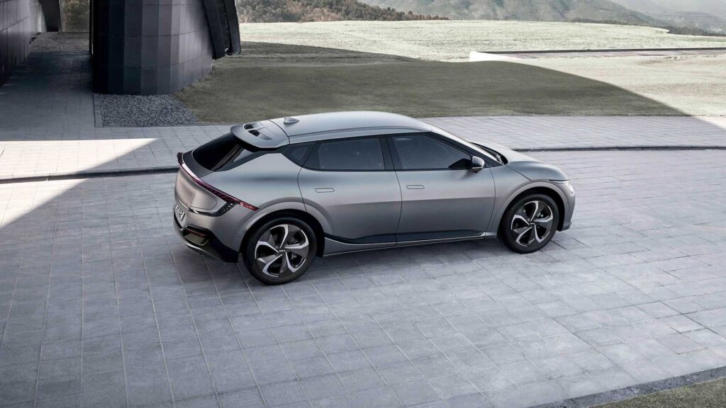 קיה EV 2026 חשמלית באולם תצוגה קיה שחק פתח תקווה